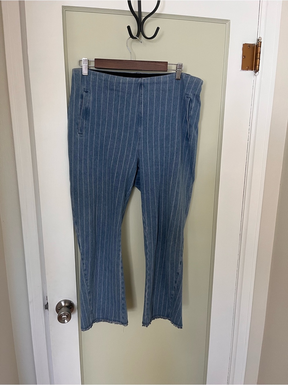 Lysse Blue Pinstripe Cropped Ankle Pants